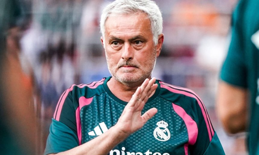 Șoc la Real: Mourinho dărâmă așteptările - jucătorul considerat titular va petrece mult timp pe bancă Toată lumea îl vedea titular la Real, dar Mourinho are alte planuri. ”Va trebui să stea mult pe bancă!”