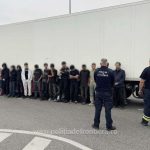 Surpriză la un control de rutină la vama Calafat: Migranți ascunși printre șervețele și apă într-un TIR înmatriculat în România