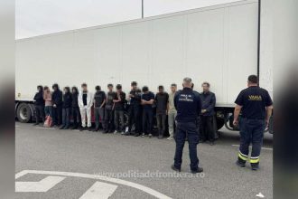 Surpriză la un control de rutină la vama Calafat: Migranți ascunși printre șervețele și apă într-un TIR înmatriculat în România