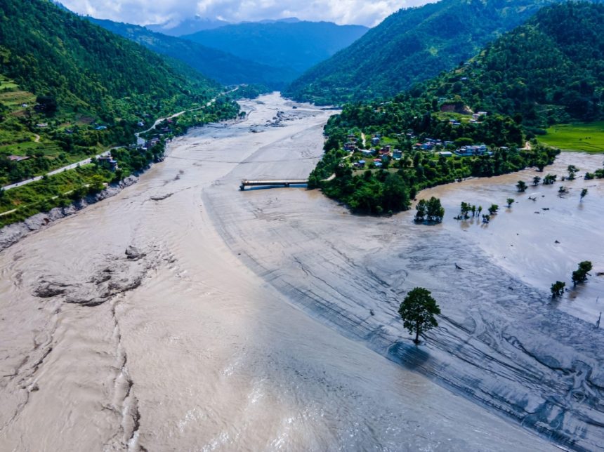 Al treilea pol se topește: cum ghețarii din Nepal se transformă în capcane mortale „Al treilea pol” al planetei se topește. Dezastrul din Nepal, o tragedie anunțată: cum și de ce devin ghețarii capcane ale morții