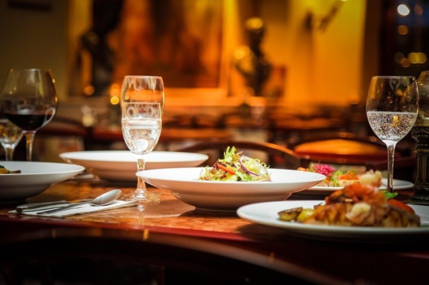 Nu mănâncă niciodată: 5 semnale care îi determină pe bucătari să refuze un restaurant Bucătarii nu ar mânca într-un restaurant în care văd aceste lucruri. 5 semnale de alarmă