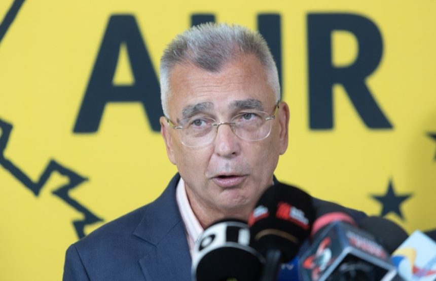 Petrișor Peiu rupe tăcerea și respinge acuzațiile privind negocieri ascunse cu George Simion și consilierul prezidențial Marius Lazurca Petrișor Peiu explică fotografia cu George Simion și consilierul prezidențial Marius Lazurca: „Nu sunt negocieri ascunse”