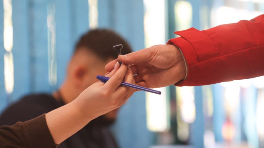 Surpriză în București: partidul de pe primul loc are doar 22% - pe cine ar vota locuitorii Capitalei, arată sondajul CURS Pe cine ar vota bucureștenii dacă ar fi alegeri. Partidul clasat pe primul loc ar obține 22% din voturi (sondaj CURS)