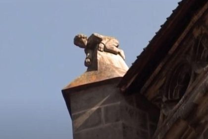 Cine este copilul de pe Biserica Neagră din Brașov. Legenda micii statui