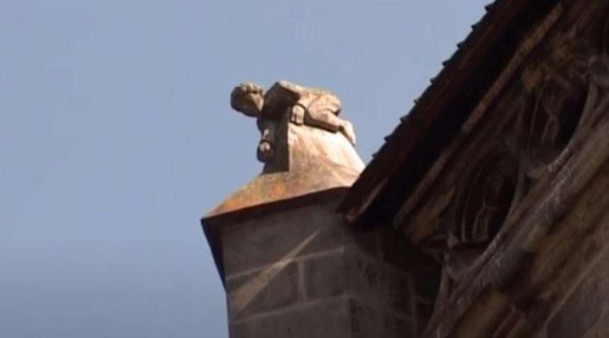 Misterul copilului de pe Biserica Neagră din Brașov: legenda care ascunde un secret surprinzător Cine este copilul de pe Biserica Neagră din Brașov. Legenda micii statui