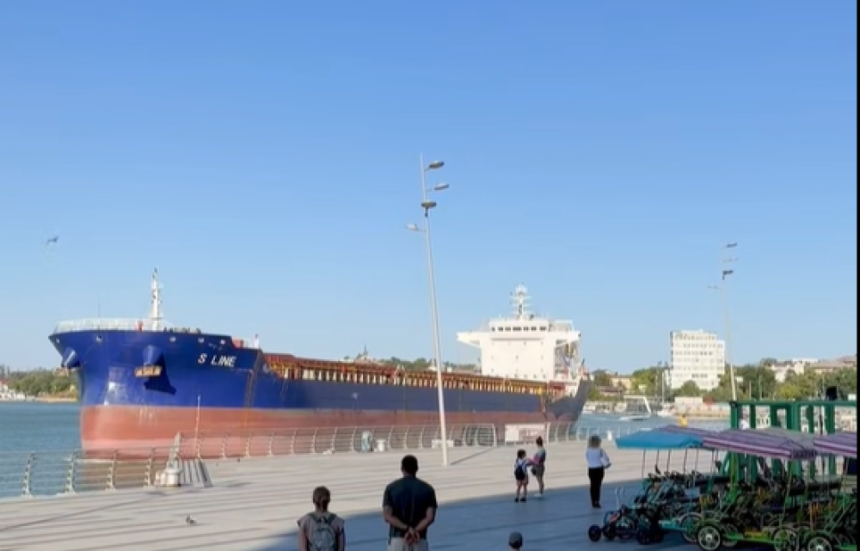 Panică în Portul Tulcea: vapor scăpat de sub control scufundă două bărci și avariază alte cinci, plus două pontoane Accident naval în Portul Tulcea: un vapor scăpat de sub control a scufundat două bărci și a lovit alte cinci, plus două pontoane