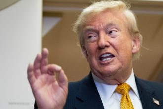 Trump ameninţă că va opri comerţul cu ţările faţă de care SUA au deficit dacă Fed nu va reduce drastic dobânzile