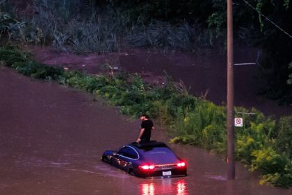 „Furtuna secolului” paralizează oraşul Toronto: 50.000 de gospodării fără curent electric. Traficul aerian a fost întrerupt