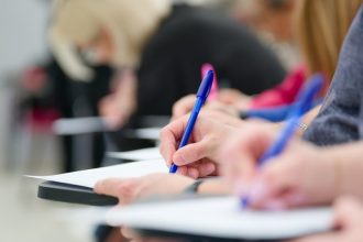 Regulile unei mame pentru fiul ei, la început de școală: „Nu vii la mine cu «mă doare burta»”