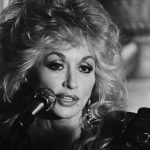„Mizerii generate cu AI”. Sora lui Dolly Parton condamnă valul de imagini false apărut după moartea artistei