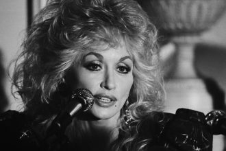 „Mizerii generate cu AI”. Sora lui Dolly Parton condamnă valul de imagini false apărut după moartea artistei