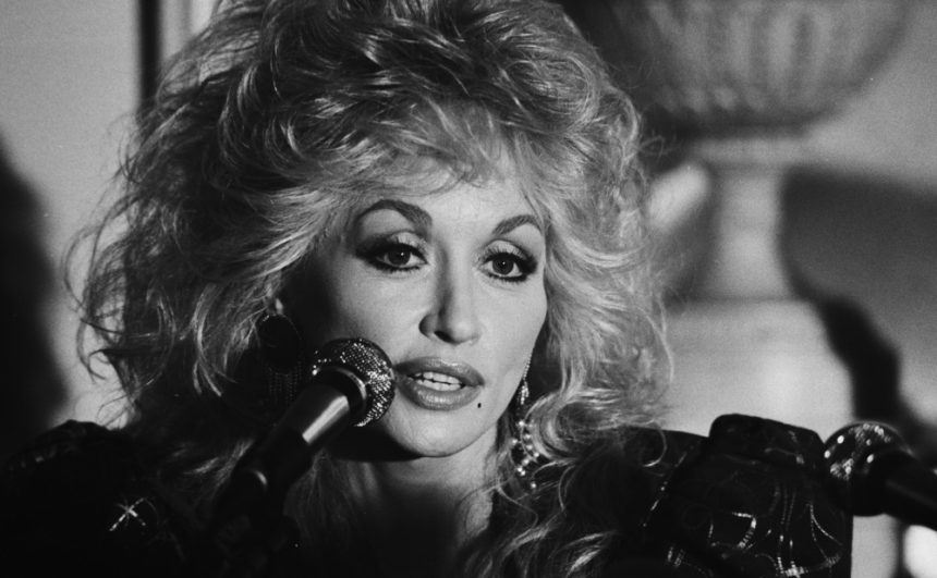 Sora lui Dolly Parton, revoltată: condamnă valul de dezinformare generat de AI după moartea artistei „Mizerii generate cu AI”. Sora lui Dolly Parton condamnă valul de imagini false apărut după moartea artistei
