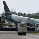 Un avion cargo Amazon a ieșit de pe pista aeroportului din Miami și a lovit mai multe vehicule. Traficul aerian a fost suspendat
