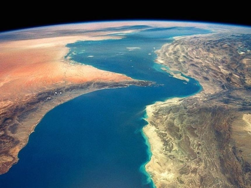 Iranul amenință să închidă strâmtoarea Ormuz - Teheranul promite un răspuns mai intens Iranul pregătește o „zonă interzisă” în apropierea strâmtorii Ormuz. Teheranul amenință cu un răspuns „mai intens”