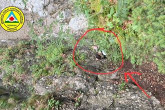 Doi turişti care au părăsit traseul marcat pe Valea Caraimanului, recuperaţi de salvamontişti dintr-o zonă periculoasă