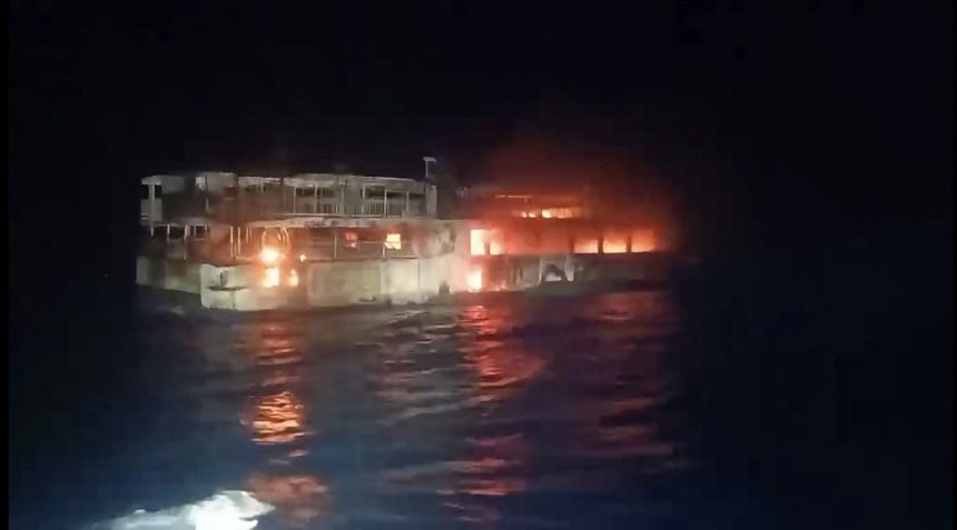 Filipine: Un incendiu izbucnit pe un feribot a provocat moartea a cinci persoane şi zeci de dispăruţi