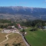 Viața elevilor navetiști din satele de munte: cum arată drumul spre școala de la peste 1.300 metri altitudine