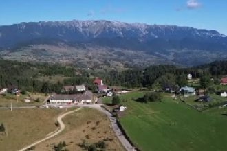 Viața elevilor navetiști din satele de munte: cum arată drumul spre școala de la peste 1.300 metri altitudine