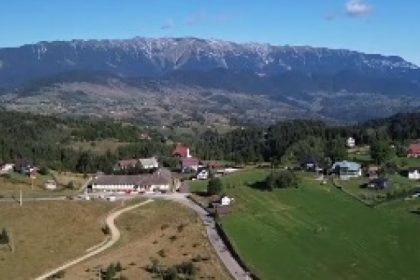 Viața elevilor navetiști din satele de munte: cum arată drumul spre școala de la peste 1.300 metri altitudine