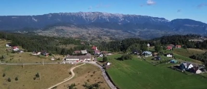 Drumul imposibil: ce înfruntă elevii navetiști din satele montane ca să ajungă la școală la peste 1.300 m Viața elevilor navetiști din satele de munte: cum arată drumul spre școala de la peste 1.300 metri altitudine