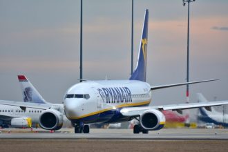 Ryanair vrea să scumpească din nou biletele de avion. Cât ar putea costa călătoriile în această iarnă și ce se întâmplă în 2027