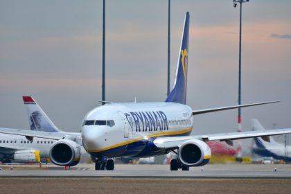 Ryanair vrea să scumpească din nou biletele de avion. Cât ar putea costa călătoriile în această iarnă și ce se întâmplă în 2027