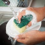 Buretele de vase miroase mereu urât? Află ce să faci ca să scapi definitiv de problemă