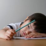 „De ce n-ai luat 10?” Când goana după note bune începe să le facă rău copiilor