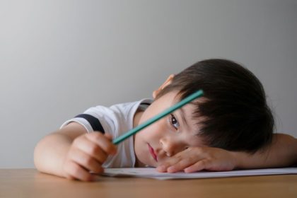 „De ce n-ai luat 10?” Când goana după note bune începe să le facă rău copiilor