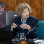 Oana Gheorghiu, despre „sărutul drapelului”: Ideea că iubirea de ţară poate fi obţinută prin constrângere este aberantă și stupidă