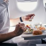 De ce nu trebuie să mănânci de pe măsuța din avion. Avertismentul unei însoțitoare de zbor