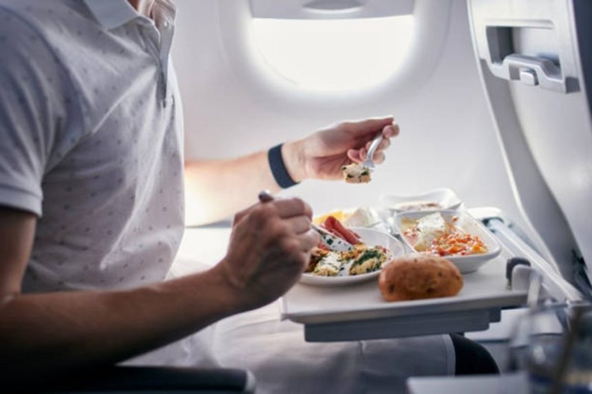 Pericol invizibil pe măsuța din avion: de ce nu ar trebui să mănânci niciodată pe ea De ce nu trebuie să mănânci de pe măsuța din avion. Avertismentul unei însoțitoare de zbor