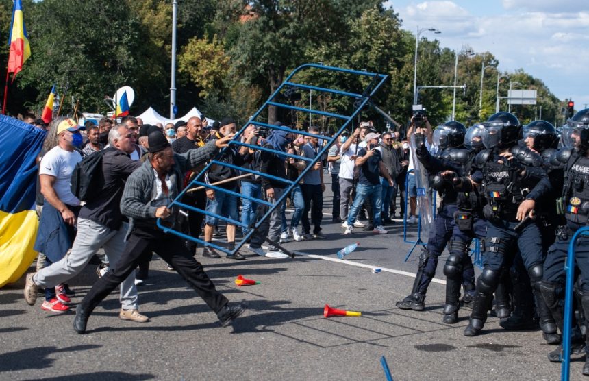 Protestatar din Piața Victoriei acuzat că a amenințat forțele de ordine, depistat în Bihor cu un pistol asupra sa Protestatar din Piaţa Victoriei, care a amenințat forțele de ordine într-un video, găsit în judeţul Bihor cu un pistol asupra sa
