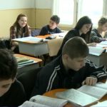 „Bursa de prezență”, un proiect de lege controversat care ar putea modifica alocațiile copiilor. Cine pierde și cine primește mai mult