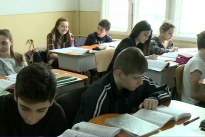 „Bursa de prezență”, un proiect de lege controversat care ar putea modifica alocațiile copiilor. Cine pierde și cine primește mai mult