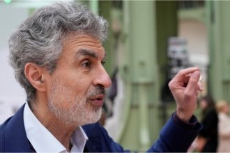 „Nașul inteligenței artificiale” spune că reglementarea AI se apropie de un punct de cotitură similar cu cel al pandemiei de COVID