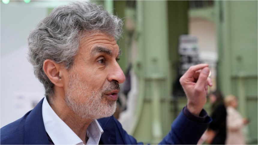 Nașul inteligenței artificiale avertizează: reglementarea AI e pe cale să atingă o cotitură la fel de revoluționară ca pandemia COVID-19 „Nașul inteligenței artificiale” spune că reglementarea AI se apropie de un punct de cotitură similar cu cel al pandemiei de COVID