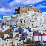 Insula din Grecia care poate rivaliza cu Mykonos! Are plaje cu ape turcoaz și case albe, dar este ocolită de turiști