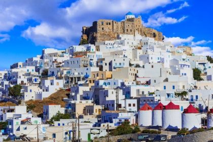 Insula din Grecia care poate rivaliza cu Mykonos! Are plaje cu ape turcoaz și case albe, dar este ocolită de turiști