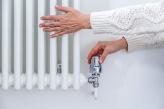Când se aerisesc caloriferele: înainte sau după pornirea căldurii? Cum îți dai seama că a rămas aer în instalație