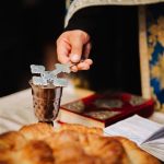 Când sunt Moșii de toamnă în 2026. Ce alimente se pun în pachetele de pomană pentru Sâmbăta Morților