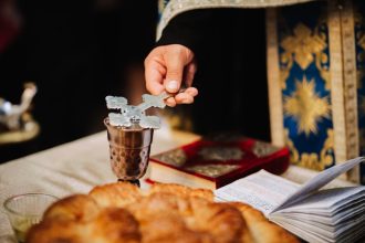Când sunt Moșii de toamnă în 2026. Ce alimente se pun în pachetele de pomană pentru Sâmbăta Morților