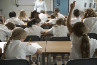 Paradoxul uniformelor școlare: obligatorii, însă doar pe hârtie. Ce spun elevii, părinții și profesorii despre proiectul controversat