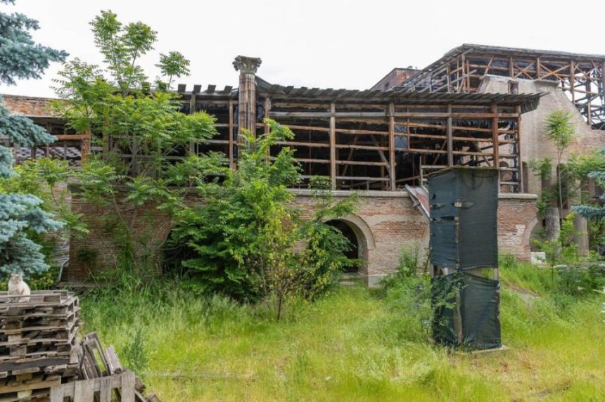 Palatul Voievodal-Curtea Veche, cel mai vechi monument medieval din București, intră în reparații și va renaște în doar trei luni Cel mai vechi monument medieval al Bucureştiului intră în reparații. Palatul Voievodal-Curtea Veche va renaște în trei luni