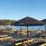 Doi bătrâni s-au bătut pe o plajă din Grecia pentru un șezlong. Unul dintre ei a murit