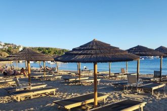 Doi bătrâni s-au bătut pe o plajă din Grecia pentru un șezlong. Unul dintre ei a murit