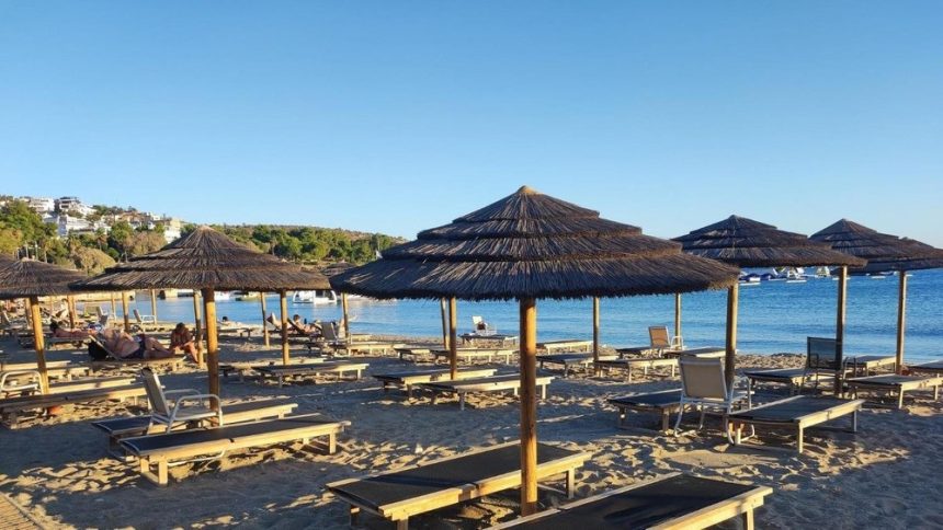 Scandal pe o plajă din Grecia pentru un șezlong se transformă în tragedie: un bărbat a murit Doi bătrâni s-au bătut pe o plajă din Grecia pentru un șezlong. Unul dintre ei a murit