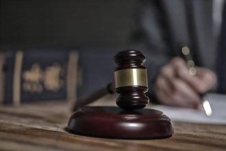 O instanță din Albania a suspendat-o pe șefa serviciilor secrete și a dispus arestul la domiciliu în cadrul unei anchete de corupție