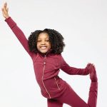 Instructoare de yoga la doar 8 ani! „Am fost singurul copil într-o clasă plină de adulţi”
