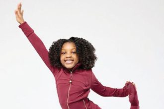 Instructoare de yoga la doar 8 ani! „Am fost singurul copil într-o clasă plină de adulţi”